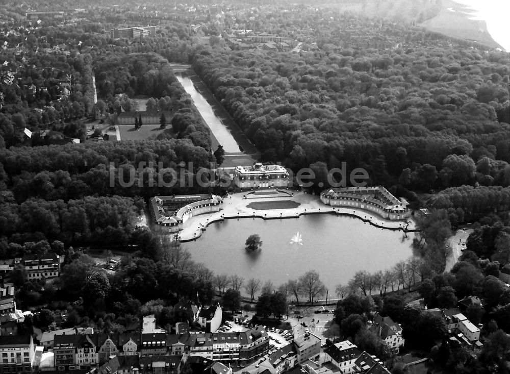 Luftaufnahme Düsseldorf - Gebäudekomplex im Schloßpark von Schloß Benrath in Düsseldorf im Bundesland Nordrhein-Westfalen, Deutschland