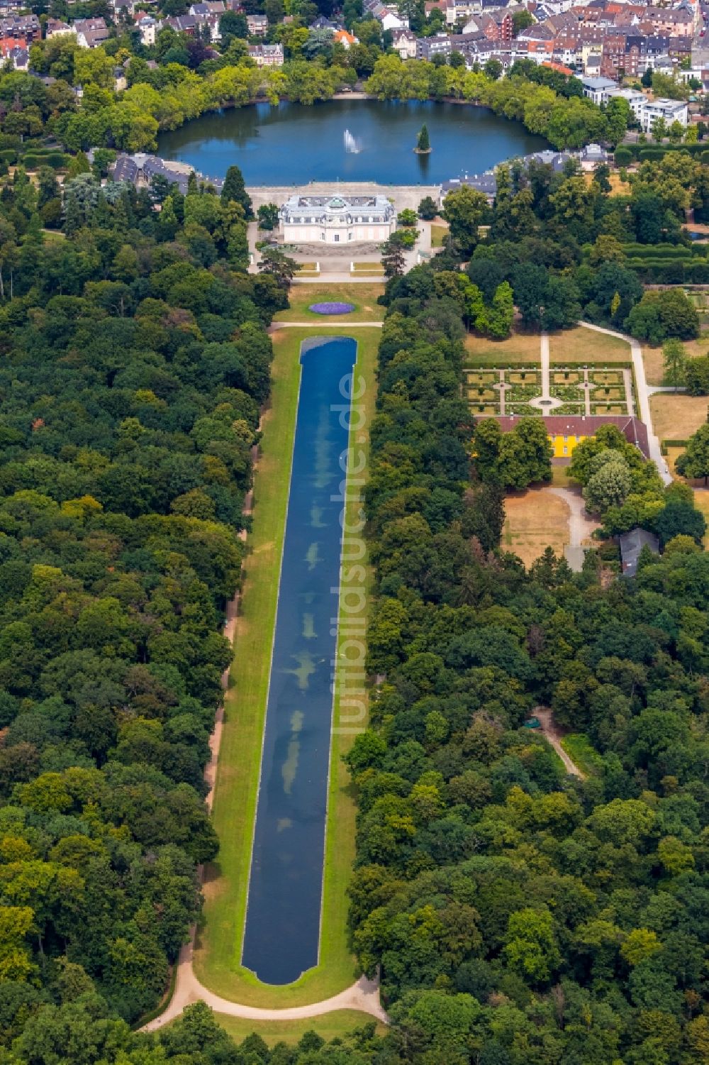 Düsseldorf von oben - Gebäudekomplex im Schloßpark von Schloß Benrath in Düsseldorf im Bundesland Nordrhein-Westfalen, Deutschland