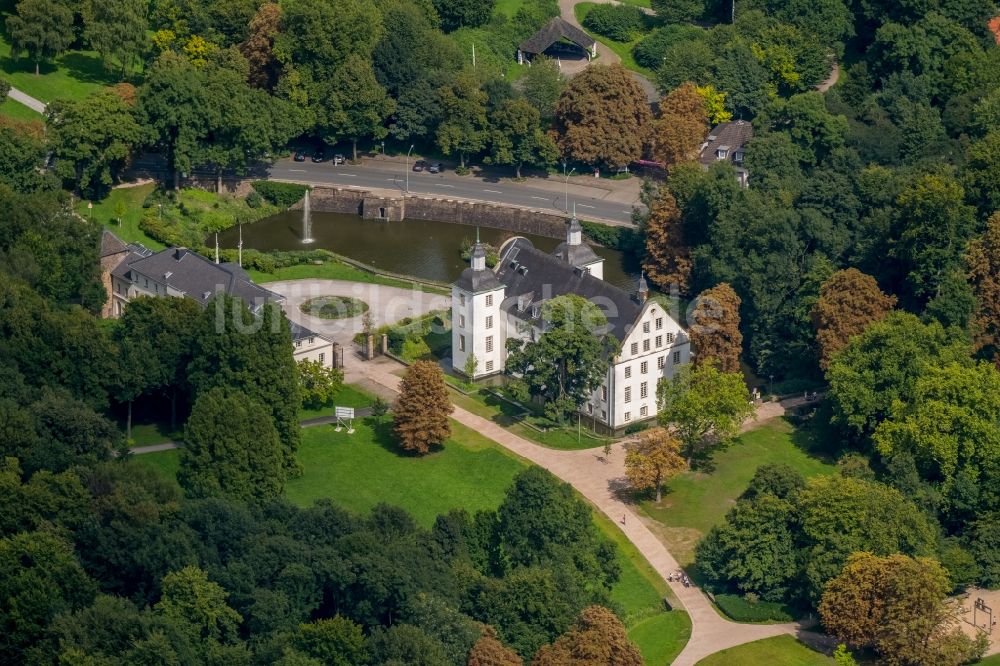 Luftaufnahme Essen - Gebäudekomplex im Schloßpark von Schloß Borbeck in Essen im Bundesland Nordrhein-Westfalen - NRW, Deutschland