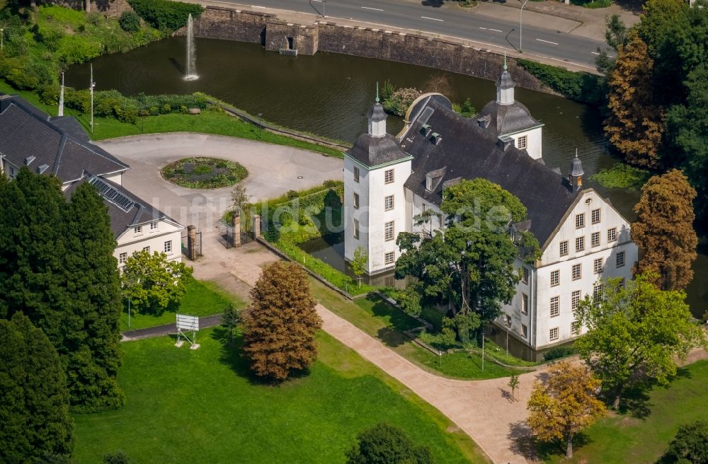 Essen von oben - Gebäudekomplex im Schloßpark von Schloß Borbeck in Essen im Bundesland Nordrhein-Westfalen - NRW, Deutschland