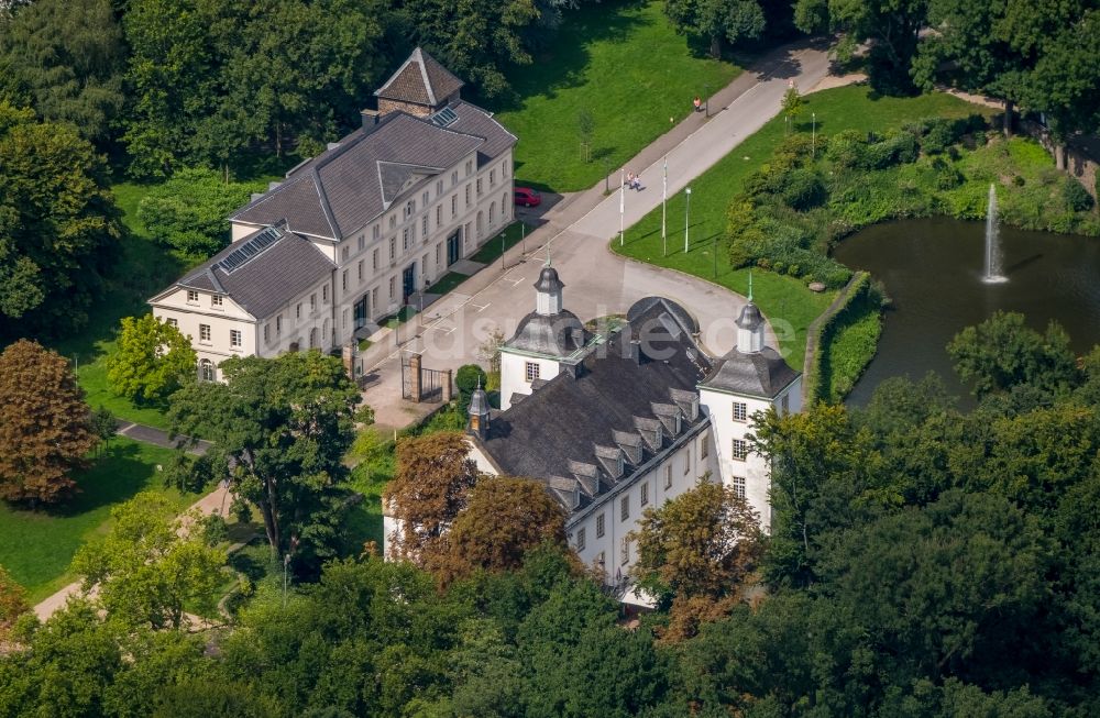 Essen von oben - Gebäudekomplex im Schloßpark von Schloß Borbeck in Essen im Bundesland Nordrhein-Westfalen - NRW, Deutschland