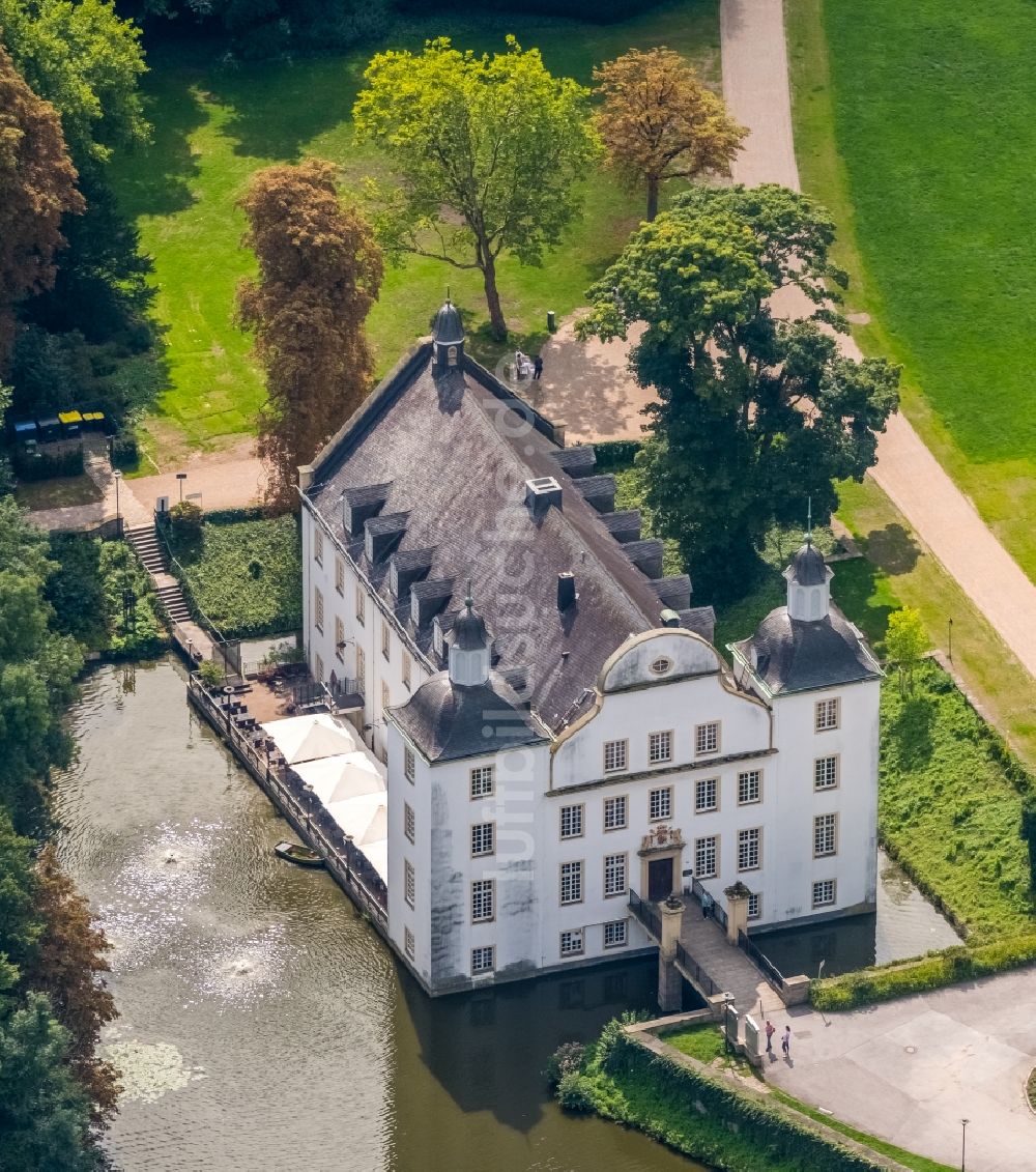 Essen aus der Vogelperspektive: Gebäudekomplex im Schloßpark von Schloß Borbeck in Essen im Bundesland Nordrhein-Westfalen - NRW, Deutschland