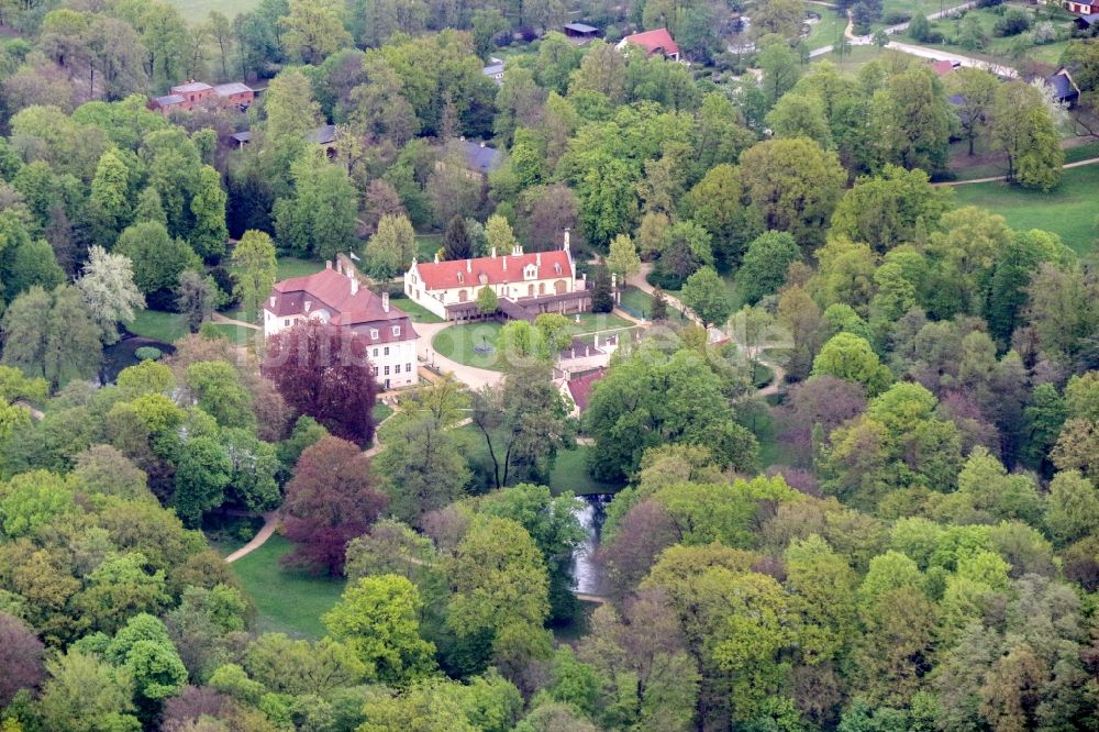 Branitz von oben - Gebäudekomplex im Schloßpark von Schloß in Branitz im Bundesland Brandenburg, Deutschland