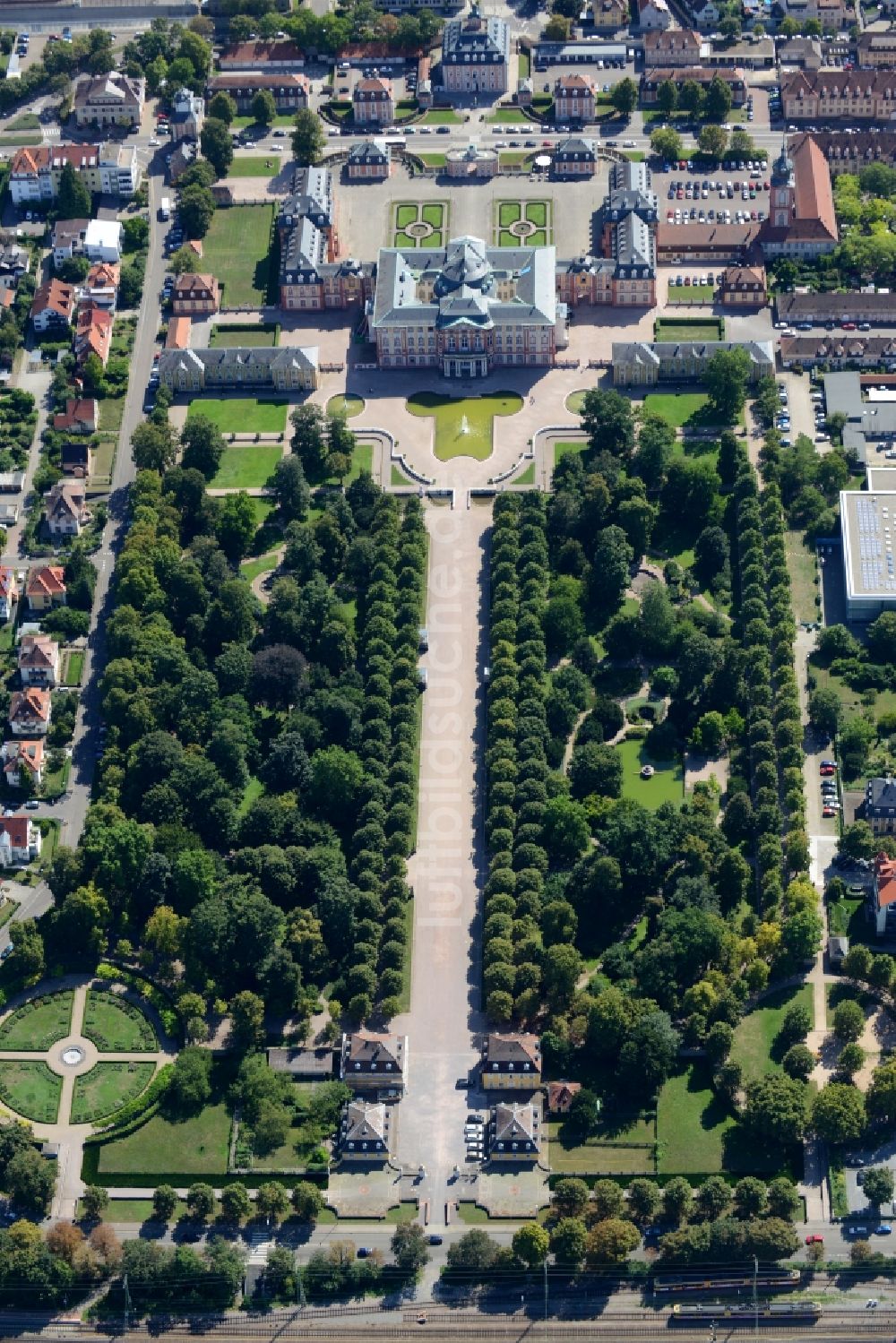 Bruchsal von oben - Gebäudekomplex im Schloßpark von Schloß Bruchsal in Bruchsal im Bundesland Baden-Württemberg