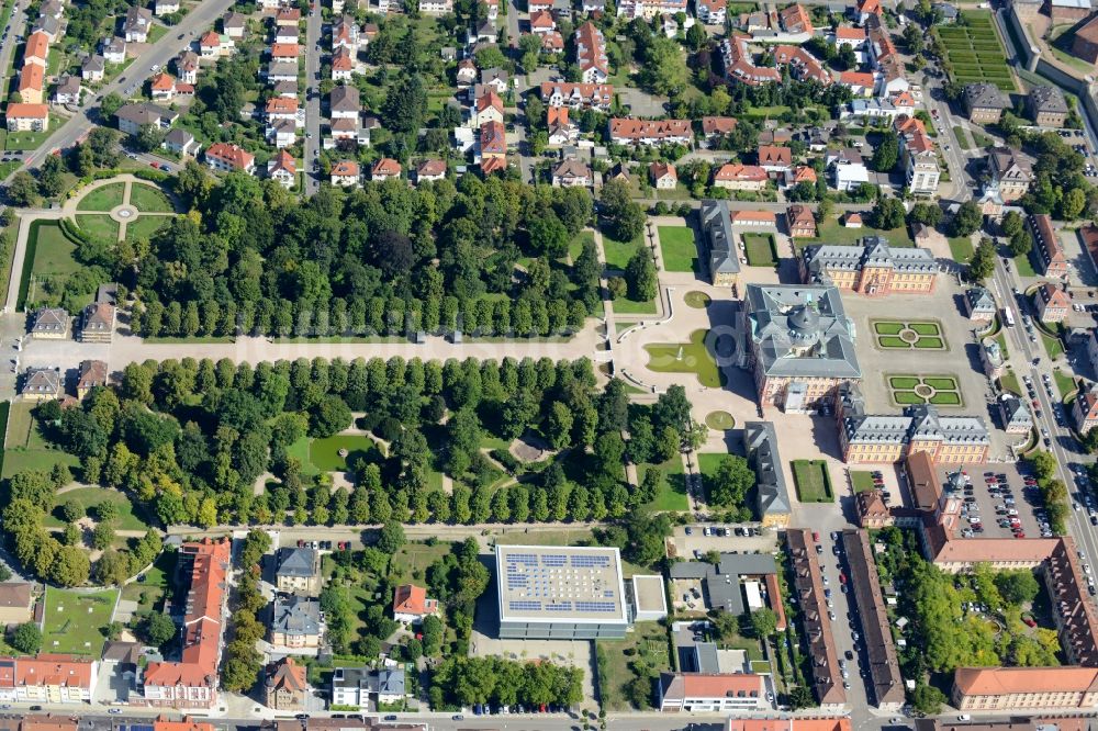 Bruchsal von oben - Gebäudekomplex im Schloßpark von Schloß Bruchsal in Bruchsal im Bundesland Baden-Württemberg