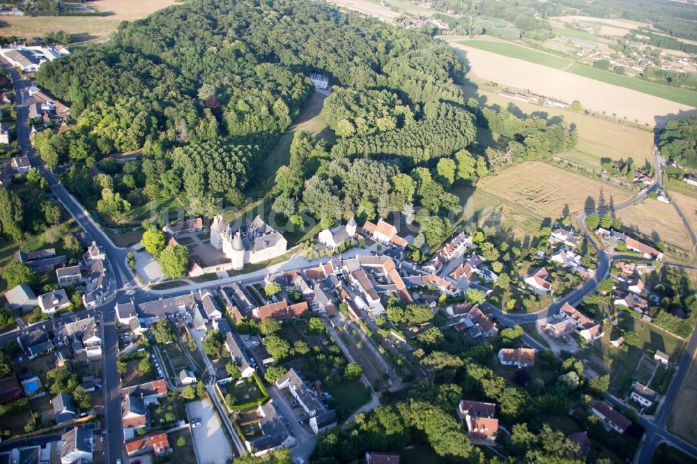 Fougères-sur-Bièvre von oben - Gebäudekomplex im Schloßpark von Schloß Chateau de Fougères-sur-Bièvre in Fougères-sur-Bièvre in Centre-Val de Loire, Frankreich