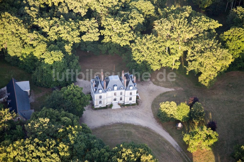 Fougères-sur-Bièvre aus der Vogelperspektive: Gebäudekomplex im Schloßpark von Schloß Chateau de Fougères-sur-Bièvre in Fougères-sur-Bièvre in Centre-Val de Loire, Frankreich