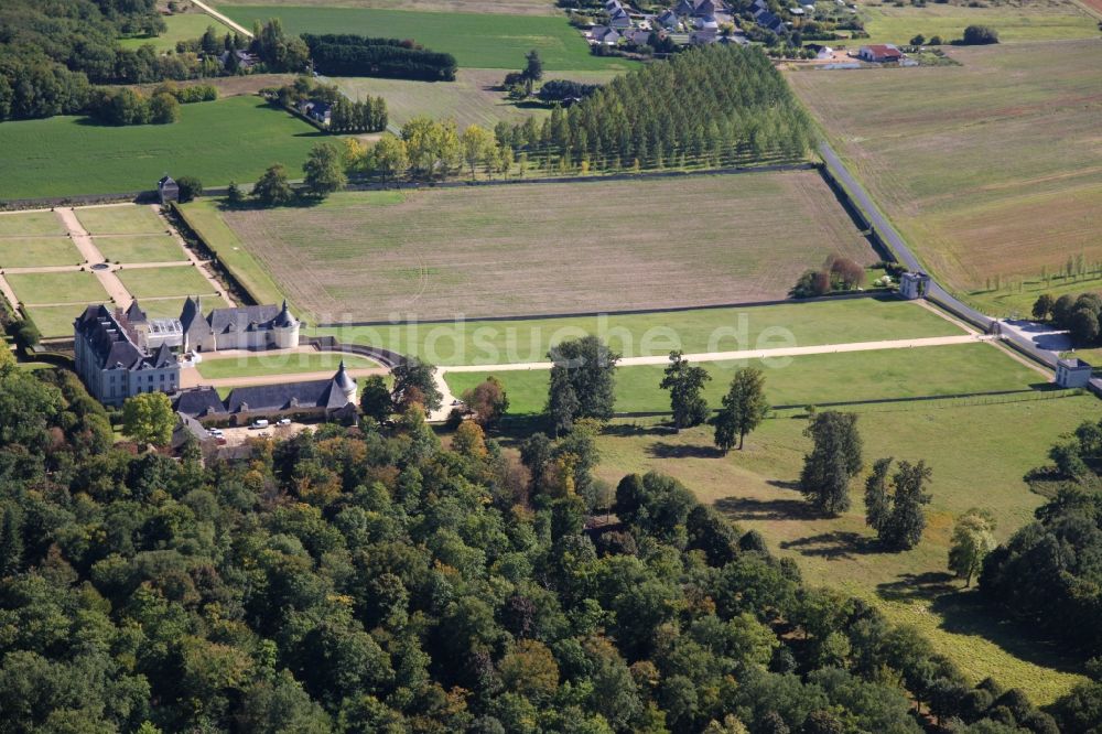 Maze aus der Vogelperspektive: Gebäudekomplex im Schloßpark von Schloß Chateau Montgeoffroy in Maze in Pays de la Loire, Frankreich