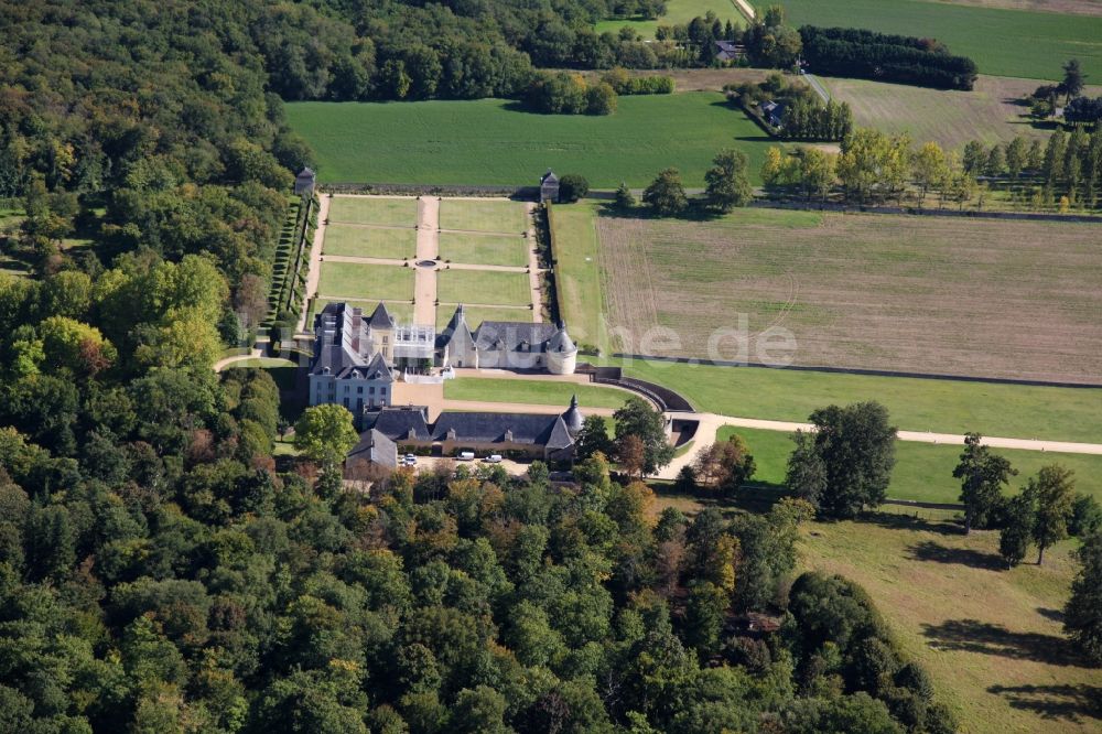 Luftbild Maze - Gebäudekomplex im Schloßpark von Schloß Chateau Montgeoffroy in Maze in Pays de la Loire, Frankreich