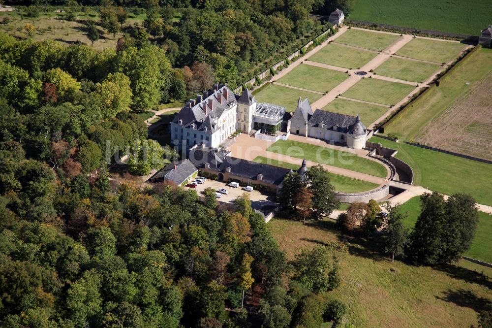 Luftaufnahme Maze - Gebäudekomplex im Schloßpark von Schloß Chateau Montgeoffroy in Maze in Pays de la Loire, Frankreich