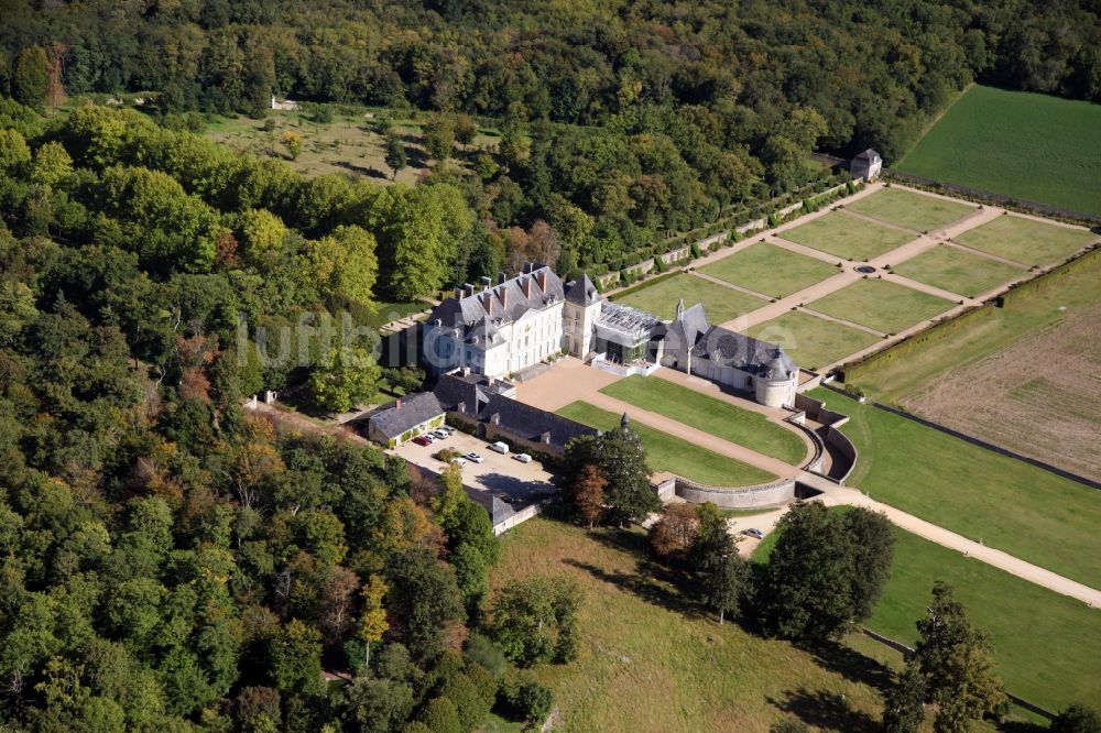 Maze von oben - Gebäudekomplex im Schloßpark von Schloß Chateau Montgeoffroy in Maze in Pays de la Loire, Frankreich