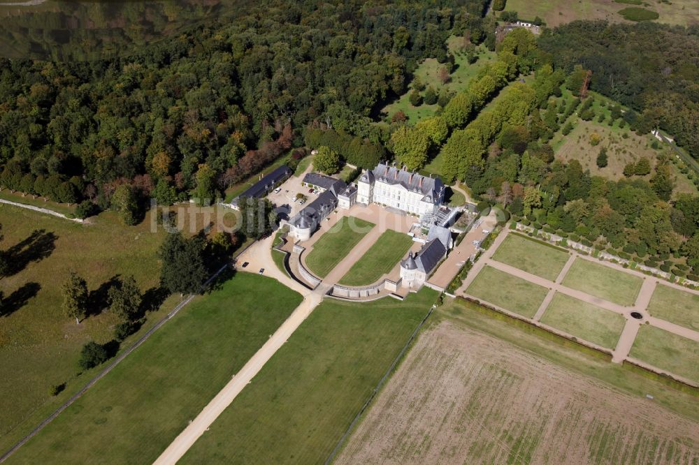 Luftbild Maze - Gebäudekomplex im Schloßpark von Schloß Chateau Montgeoffroy in Maze in Pays de la Loire, Frankreich