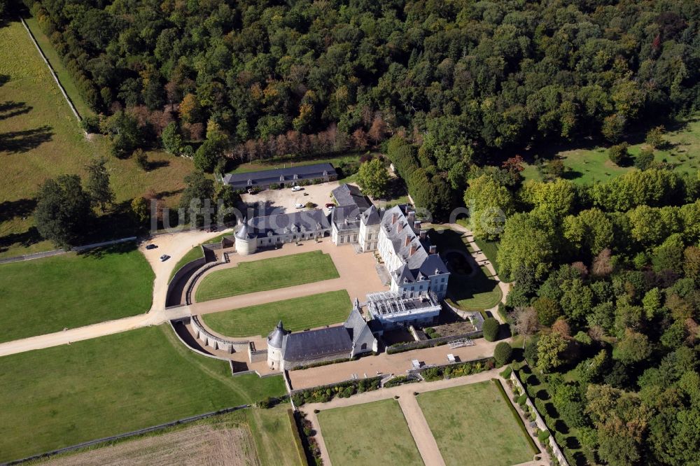 Maze aus der Vogelperspektive: Gebäudekomplex im Schloßpark von Schloß Chateau Montgeoffroy in Maze in Pays de la Loire, Frankreich