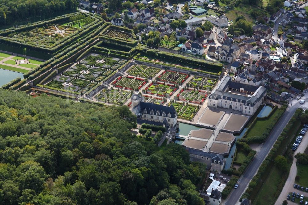 Villandry von oben - Gebäudekomplex im Schloßpark von Schloß Chateau Villandry in Villandry in Centre-Val de Loire, Frankreich