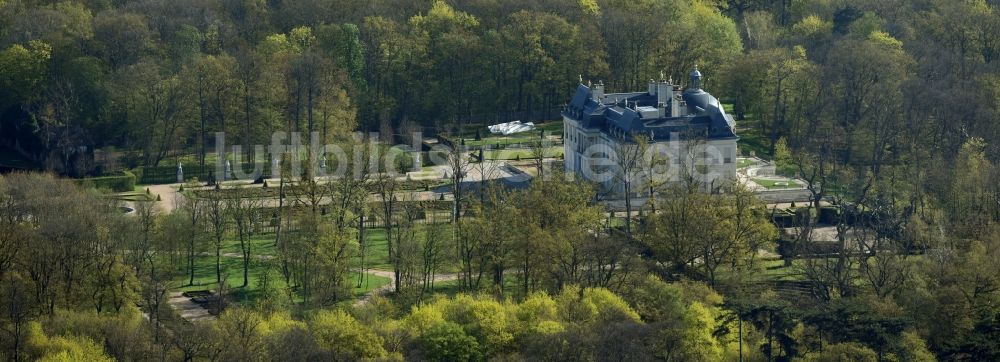 Luftaufnahme Louveciennes - Gebäudekomplex im Schloßpark von Schloß Château Louis XIV Sci Chemin des Gressets in Louveciennes in Ile-de-France, Frankreich