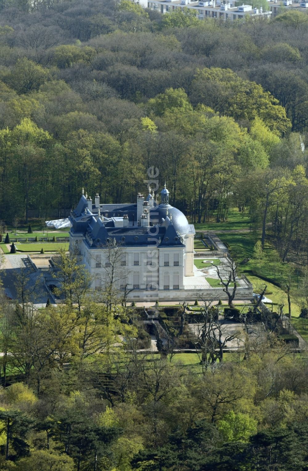 Louveciennes aus der Vogelperspektive: Gebäudekomplex im Schloßpark von Schloß Château Louis XIV Sci Chemin des Gressets in Louveciennes in Ile-de-France, Frankreich