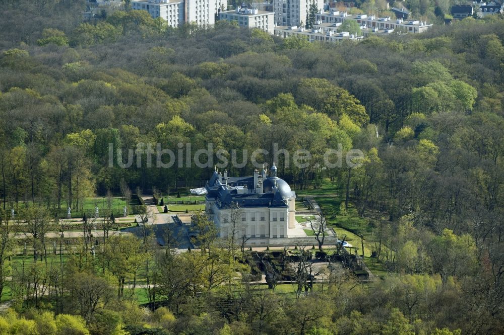 Luftbild Louveciennes - Gebäudekomplex im Schloßpark von Schloß Château Louis XIV Sci Chemin des Gressets in Louveciennes in Ile-de-France, Frankreich