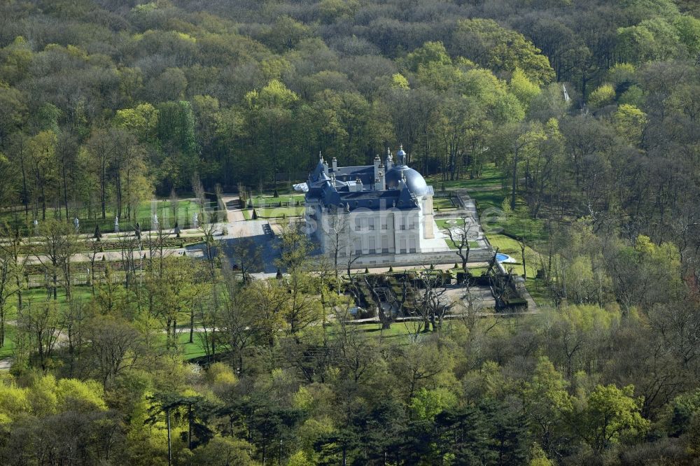Luftaufnahme Louveciennes - Gebäudekomplex im Schloßpark von Schloß Château Louis XIV Sci Chemin des Gressets in Louveciennes in Ile-de-France, Frankreich