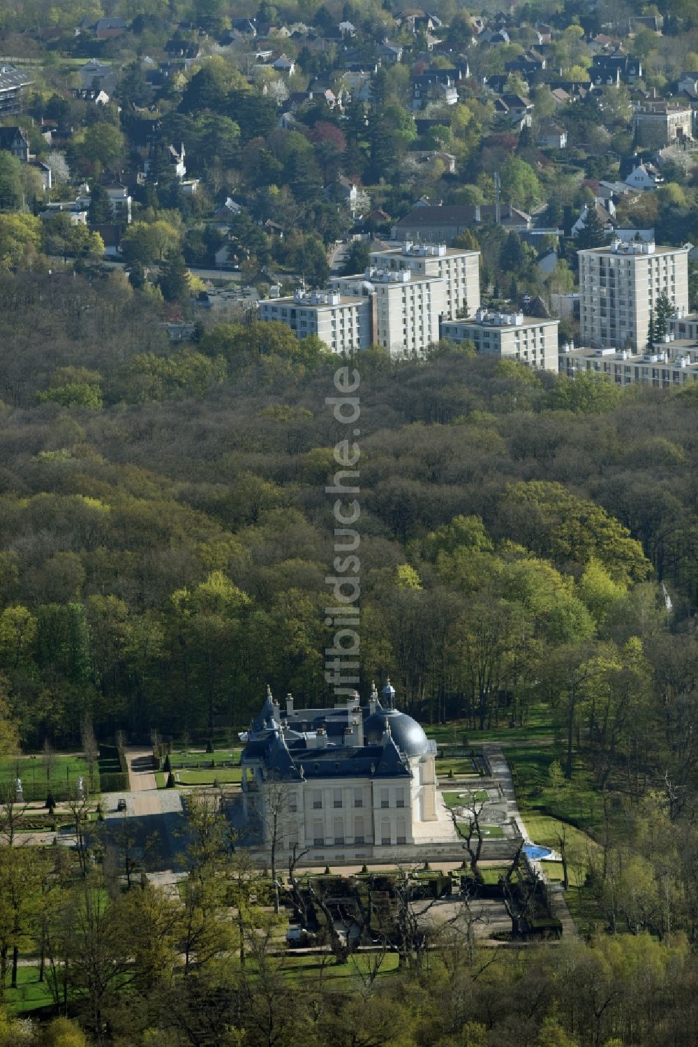 Louveciennes von oben - Gebäudekomplex im Schloßpark von Schloß Château Louis XIV Sci Chemin des Gressets in Louveciennes in Ile-de-France, Frankreich