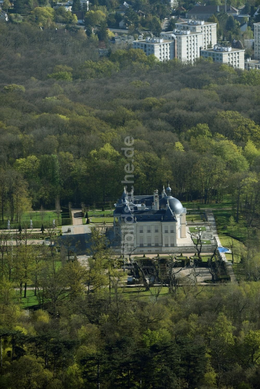 Louveciennes aus der Vogelperspektive: Gebäudekomplex im Schloßpark von Schloß Château Louis XIV Sci Chemin des Gressets in Louveciennes in Ile-de-France, Frankreich