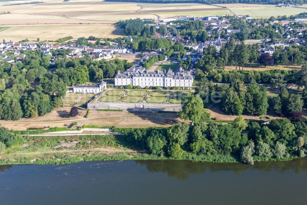 Luftaufnahme Menars - Gebäudekomplex im Schloßpark von Schloß Château de Menars an der Loire in Menars in Centre-Val de Loire, Frankreich