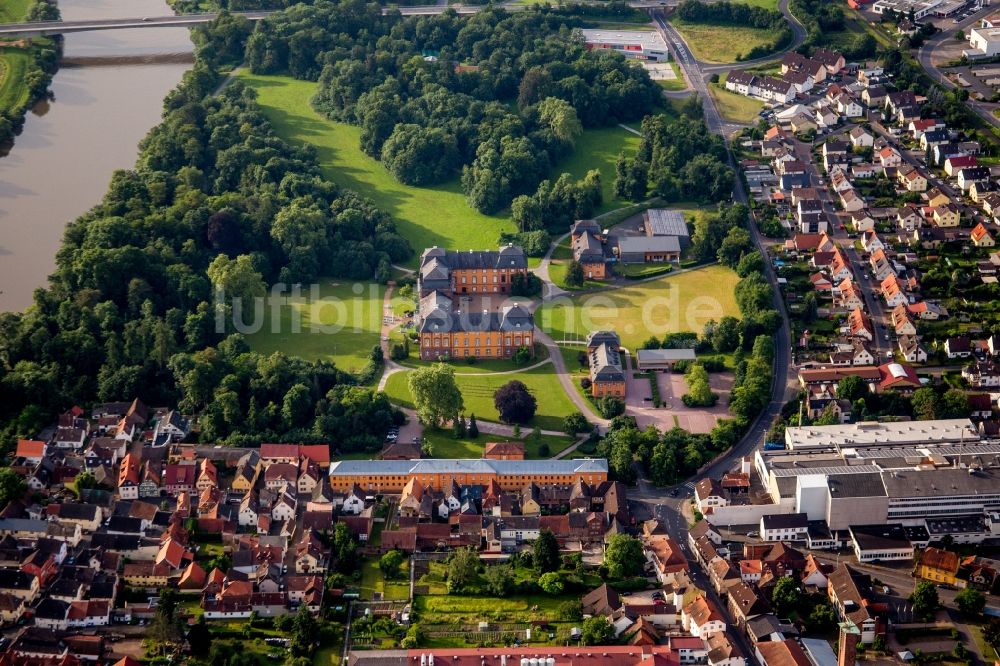 Luftaufnahme Kleinheubach - Gebäudekomplex im Schloßpark von Schloß Châteauform’ Schloss Löwenstein in Kleinheubach im Bundesland Bayern, Deutschland