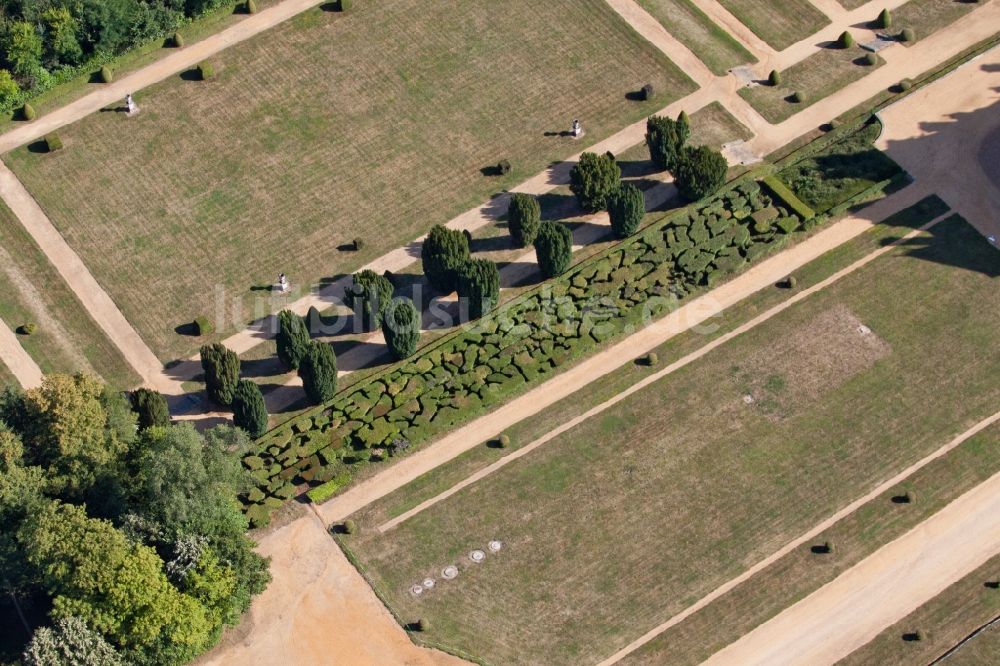 Luftaufnahme Coudrecieux - Gebäudekomplex im Schloßpark von Schloß Le Domaine de la Pierre in Coudrecieux in Pays de la Loire, Frankreich