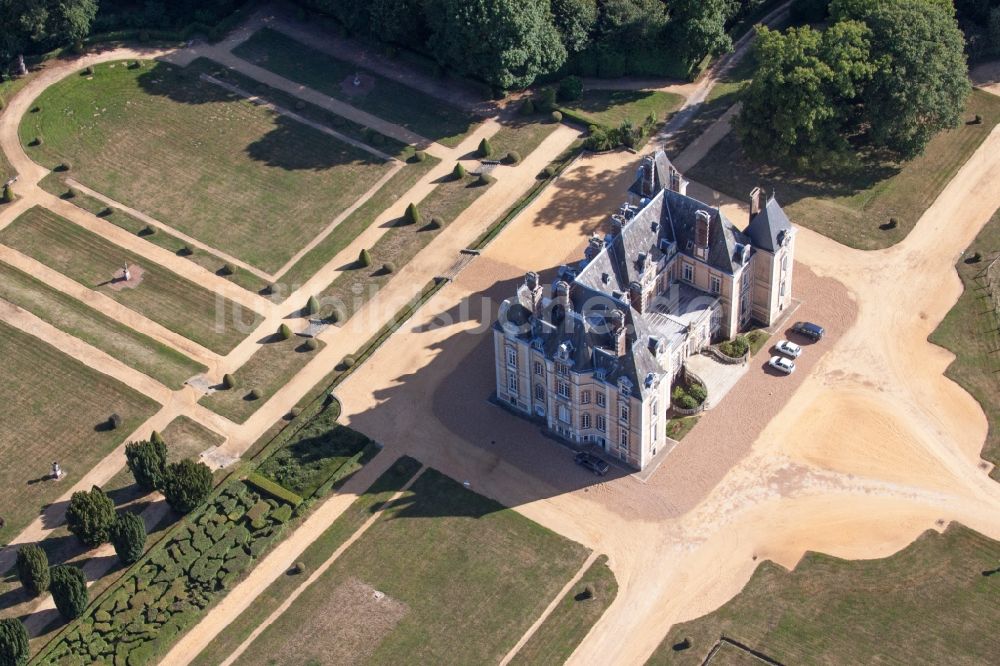 Coudrecieux von oben - Gebäudekomplex im Schloßpark von Schloß Le Domaine de la Pierre in Coudrecieux in Pays de la Loire, Frankreich