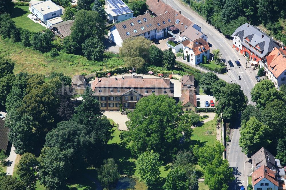 Luftaufnahme Freiburg im Breisgau - Gebäudekomplex im Schloßpark von Schloß Ebnet in Freiburg im Breisgau im Bundesland Baden-Württemberg