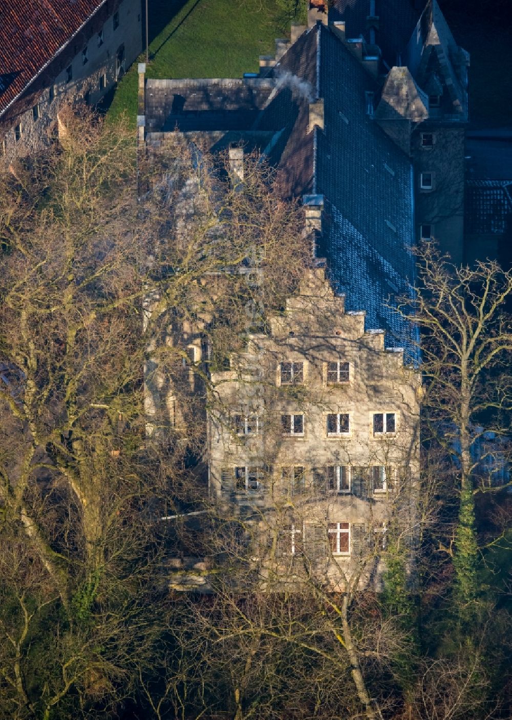 Luftaufnahme Hamm - Gebäudekomplex im Schloßpark von Schloß Ermelinghoff Geinegge in Hamm im Bundesland Nordrhein-Westfalen