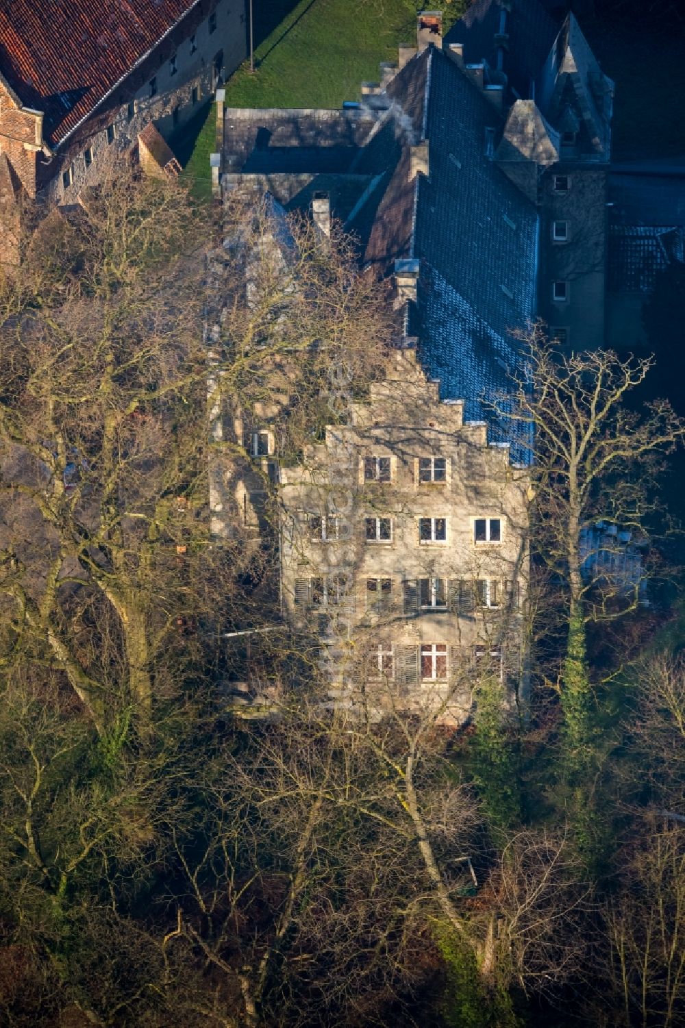 Hamm von oben - Gebäudekomplex im Schloßpark von Schloß Ermelinghoff Geinegge in Hamm im Bundesland Nordrhein-Westfalen