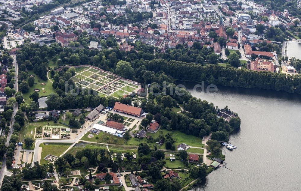 Eutin von oben - Gebäudekomplex im Schlosspark von Schloss Eutin in Eutin im Bundesland Schleswig-Holstein