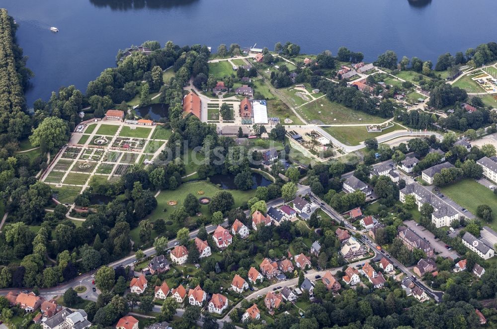 Eutin aus der Vogelperspektive: Gebäudekomplex im Schlosspark von Schloss Eutin in Eutin im Bundesland Schleswig-Holstein