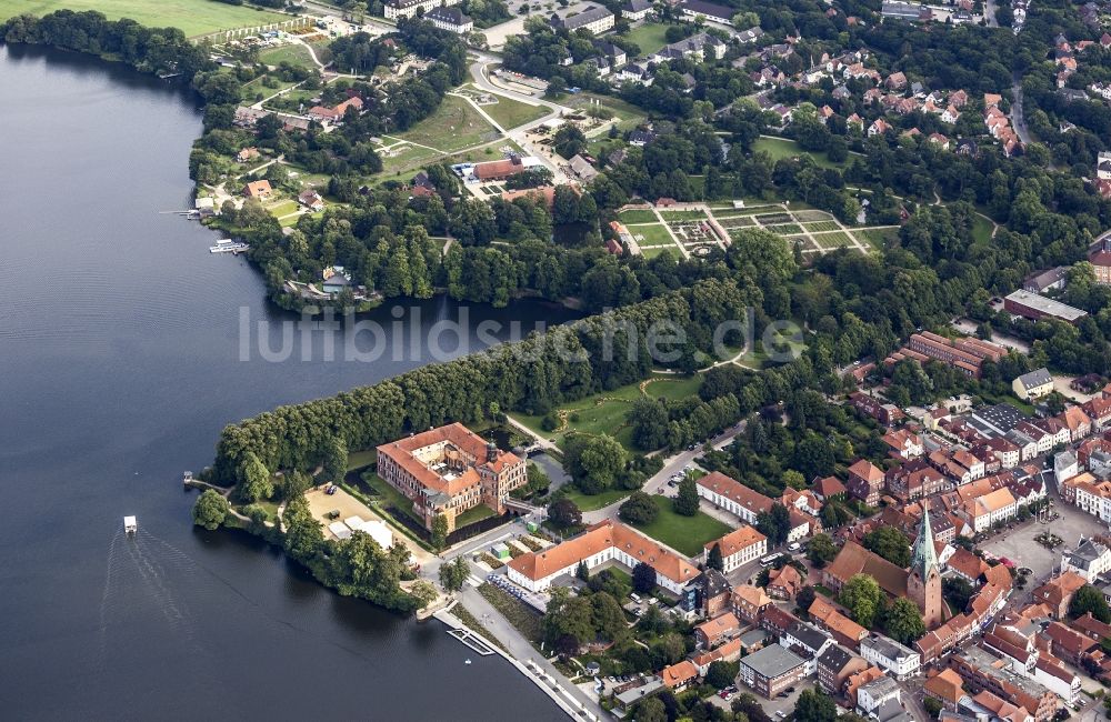 Eutin aus der Vogelperspektive: Gebäudekomplex im Schlosspark von Schloss Eutin in Eutin im Bundesland Schleswig-Holstein