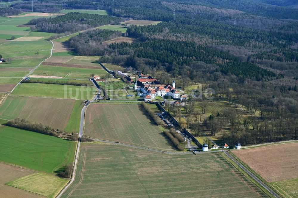 Eichenzell aus der Vogelperspektive: Gebäudekomplex im Schloßpark von Schloß Fasanerie in Eichenzell im Bundesland Hessen, Deutschland