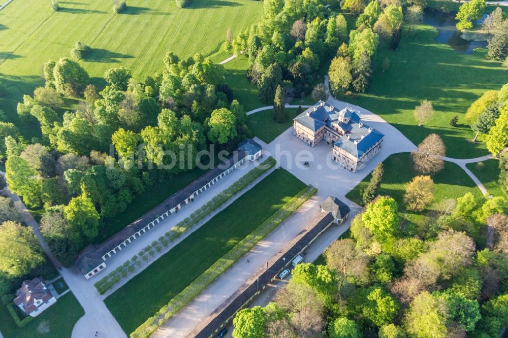 Rastatt aus der Vogelperspektive: Gebäudekomplex im Schloßpark von Schloß Favorite in Rastatt im Bundesland Baden-Württemberg, Deutschland