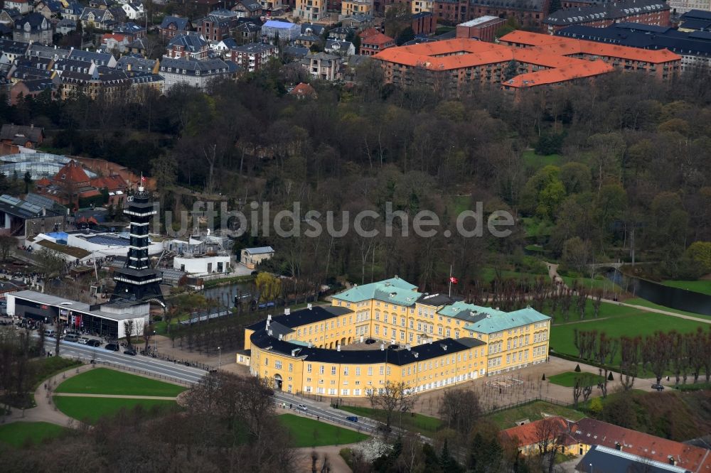 Frederiksberg aus der Vogelperspektive: Gebäudekomplex im Schloßpark von Schloß Frederiksberg Palace an der Roskildevej in Frederiksberg in Region Hovedstaden, Dänemark