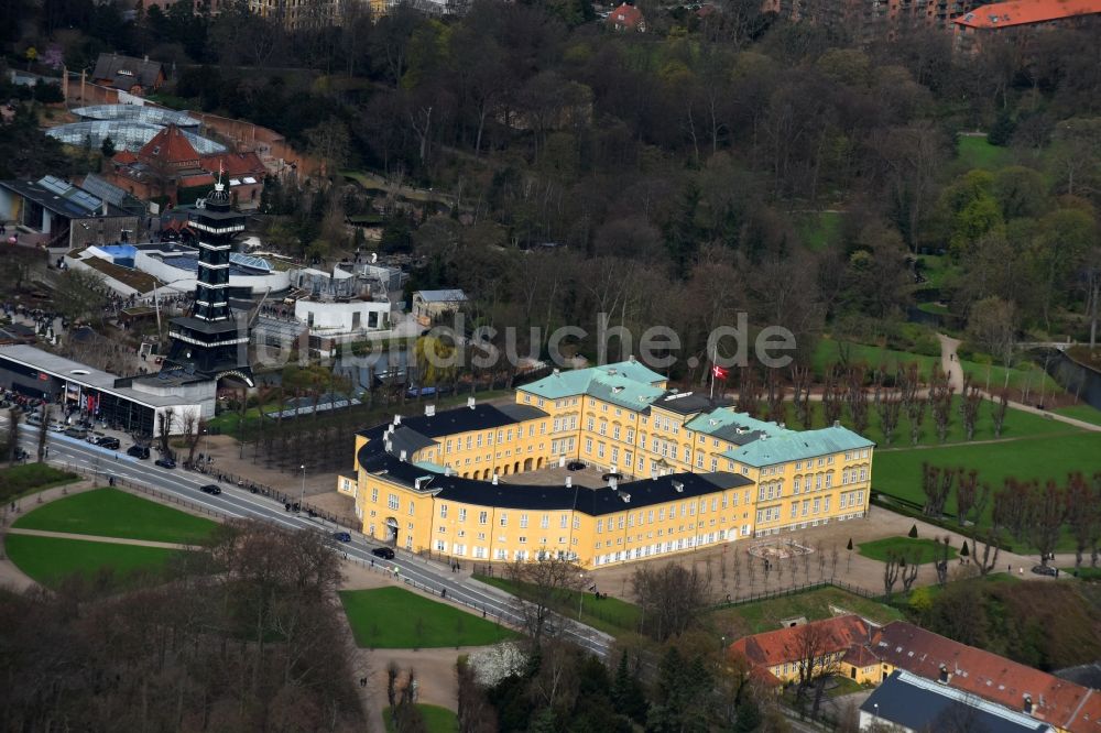 Luftbild Frederiksberg - Gebäudekomplex im Schloßpark von Schloß Frederiksberg Palace an der Roskildevej in Frederiksberg in Region Hovedstaden, Dänemark