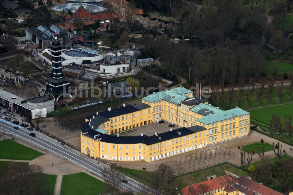 Luftaufnahme Frederiksberg - Gebäudekomplex im Schloßpark von Schloß Frederiksberg Palace an der Roskildevej in Frederiksberg in Region Hovedstaden, Dänemark