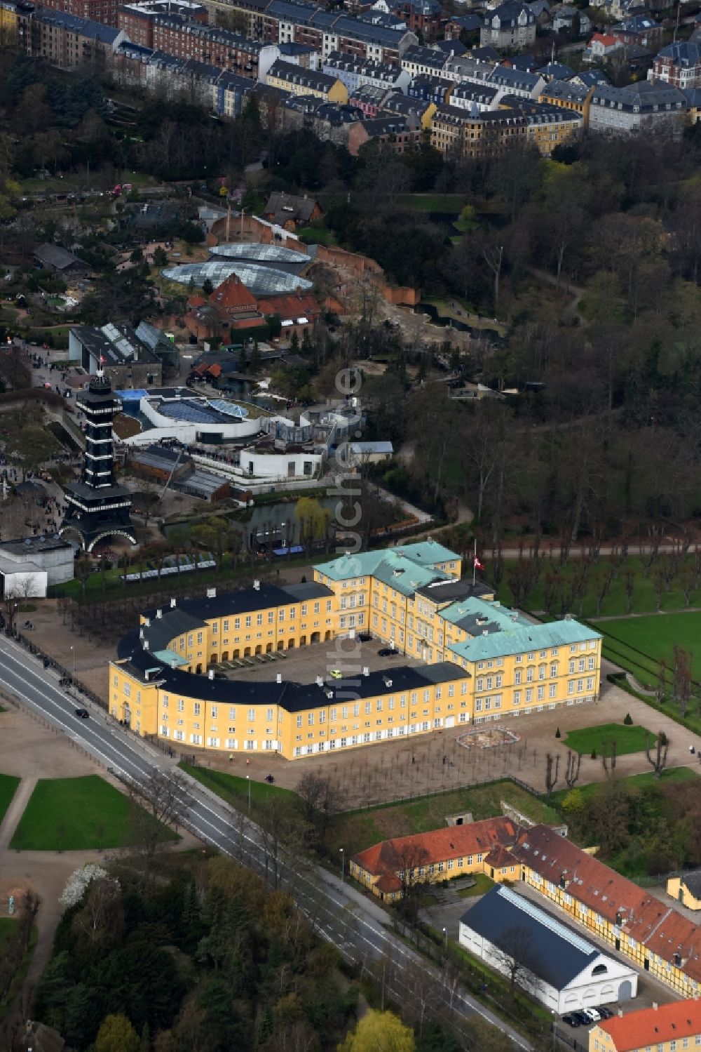 Frederiksberg von oben - Gebäudekomplex im Schloßpark von Schloß Frederiksberg Palace an der Roskildevej in Frederiksberg in Region Hovedstaden, Dänemark