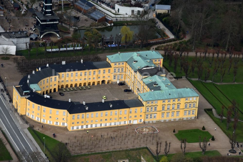 Frederiksberg aus der Vogelperspektive: Gebäudekomplex im Schloßpark von Schloß Frederiksberg Palace an der Roskildevej in Frederiksberg in Region Hovedstaden, Dänemark