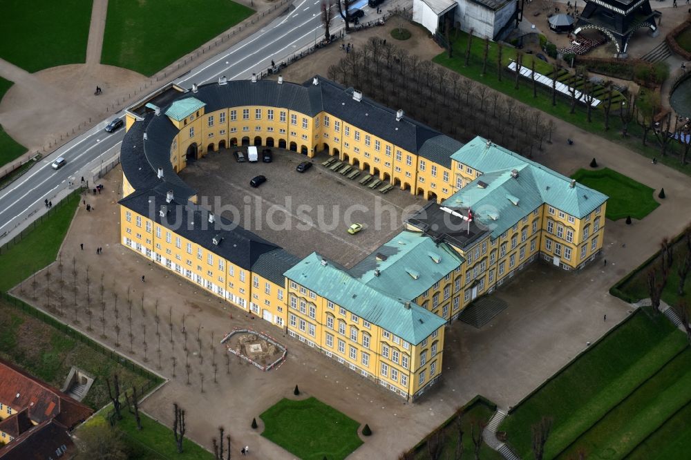 Luftbild Frederiksberg - Gebäudekomplex im Schloßpark von Schloß Frederiksberg Palace an der Roskildevej in Frederiksberg in Region Hovedstaden, Dänemark