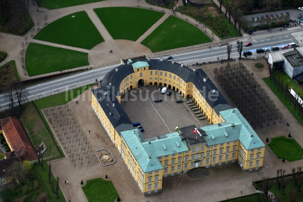 Luftaufnahme Frederiksberg - Gebäudekomplex im Schloßpark von Schloß Frederiksberg Palace an der Roskildevej in Frederiksberg in Region Hovedstaden, Dänemark