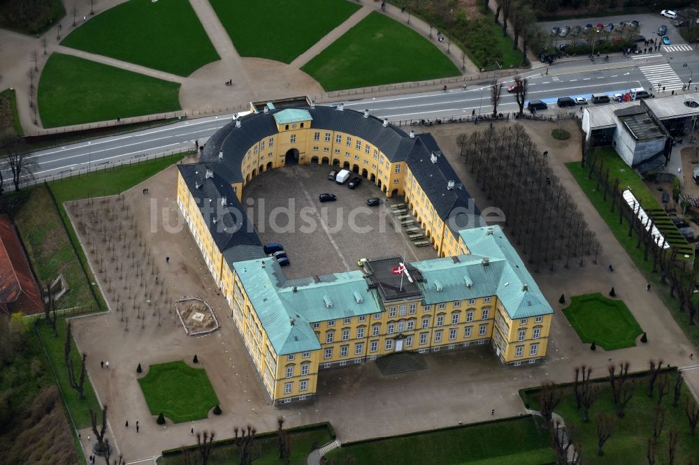 Frederiksberg von oben - Gebäudekomplex im Schloßpark von Schloß Frederiksberg Palace an der Roskildevej in Frederiksberg in Region Hovedstaden, Dänemark