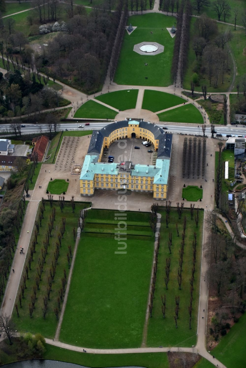 Frederiksberg aus der Vogelperspektive: Gebäudekomplex im Schloßpark von Schloß Frederiksberg Palace an der Roskildevej in Frederiksberg in Region Hovedstaden, Dänemark