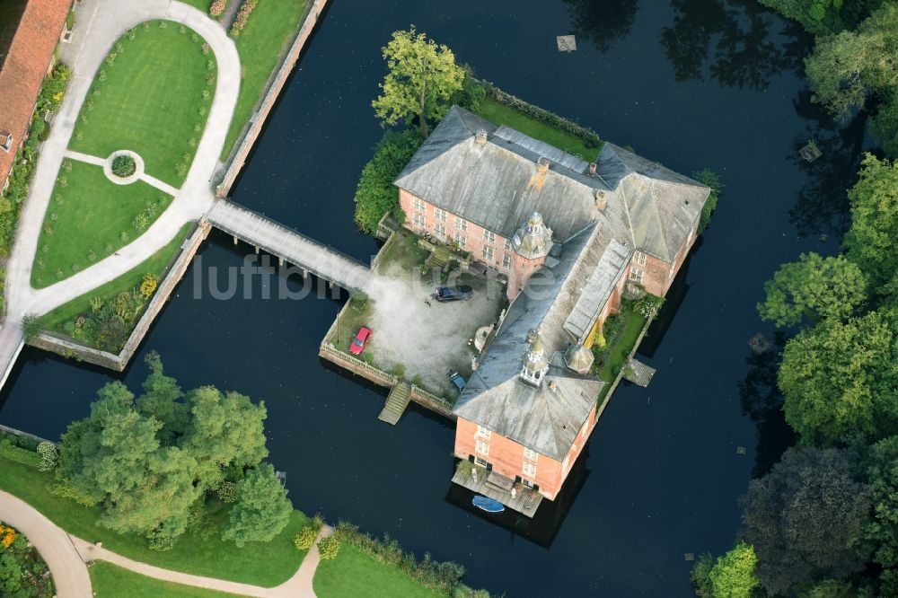 Sande von oben - Gebäudekomplex im Schloßpark von Schloß Gödens in Sande im Bundesland Niedersachsen