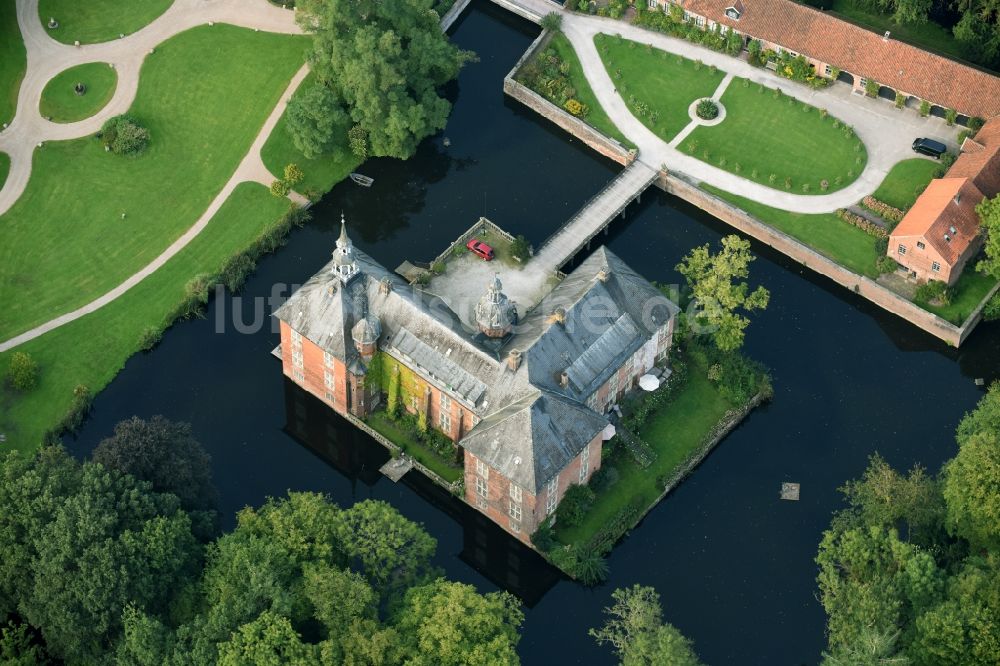 Sande aus der Vogelperspektive: Gebäudekomplex im Schloßpark von Schloß Gödens in Sande im Bundesland Niedersachsen