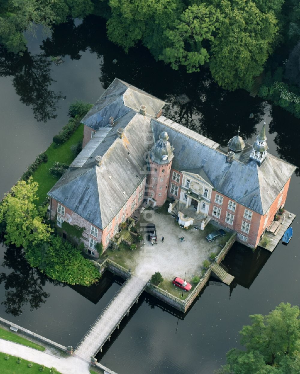 Luftaufnahme Sande - Gebäudekomplex im Schloßpark von Schloß Gödens in Sande im Bundesland Niedersachsen