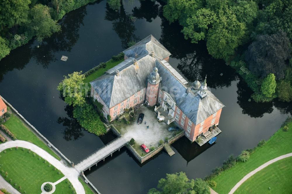 Sande von oben - Gebäudekomplex im Schloßpark von Schloß Gödens in Sande im Bundesland Niedersachsen