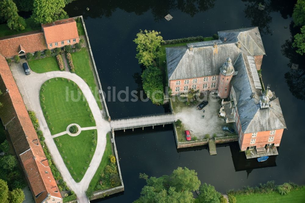 Sande aus der Vogelperspektive: Gebäudekomplex im Schloßpark von Schloß Gödens in Sande im Bundesland Niedersachsen